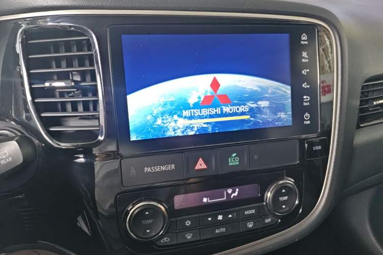 Used Mitsubishi Outlander 2017 2.0L Two-Wheel Drive Glory Edition 5 Seats Audio And AC Panel