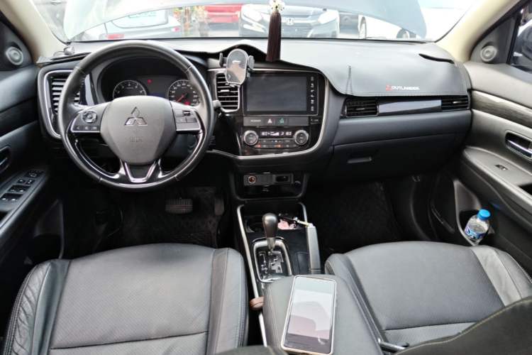 Used Mitsubishi Outlander 2017 2.0L Two-Wheel Drive Glory Edition 5 Seats Center Console