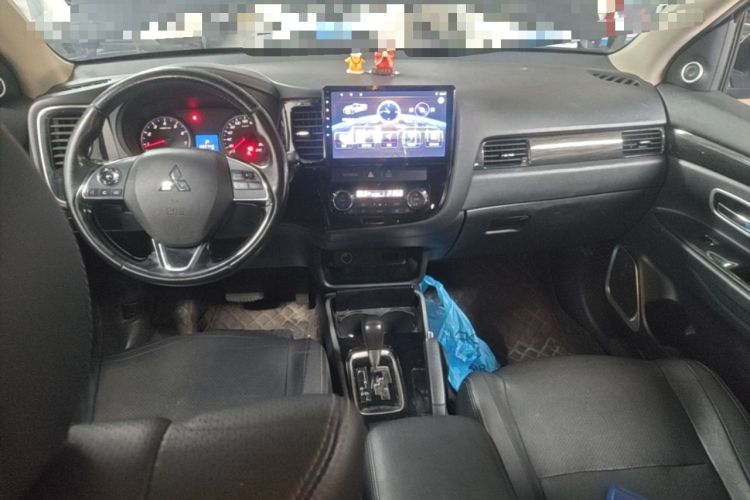Used Mitsubishi Outlander 2017 2.0L Two-Wheel Drive Glory Edition 5 Seats Center Console