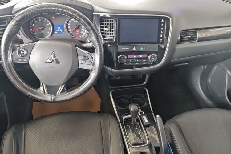 Used Mitsubishi Outlander 2017 2.0L Two-Wheel Drive Glory Edition 5 Seats Center Console