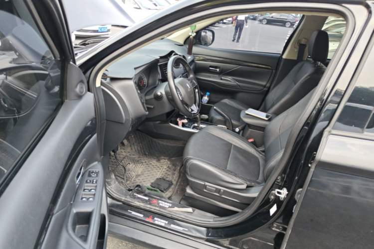 Used Mitsubishi Outlander 2017 2.0L Two-Wheel Drive Glory Edition 5 Seats Driver Seat