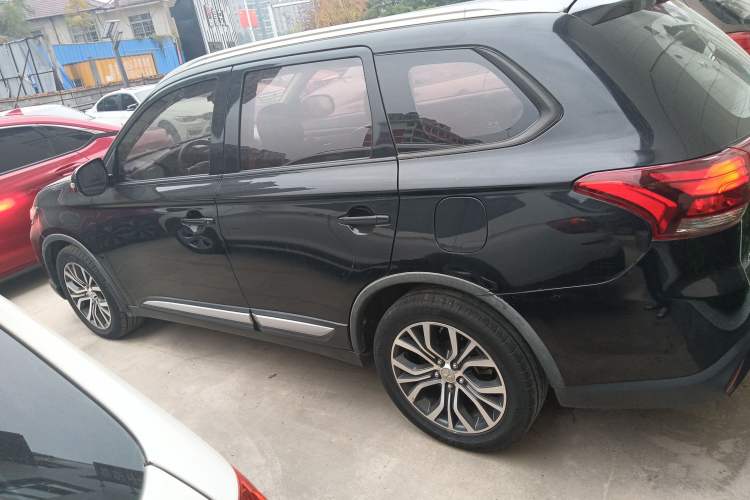 Used Mitsubishi Outlander 2017 2.0L Two-Wheel Drive Glory Edition 5 Seats Exterior 3