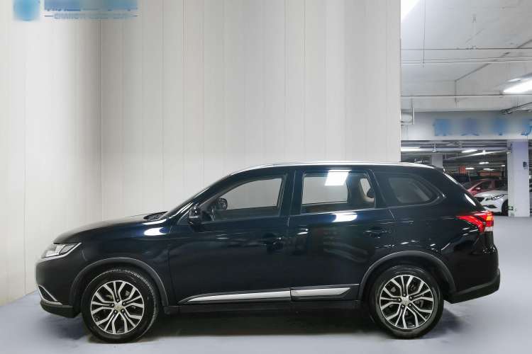 Used Mitsubishi Outlander 2017 2.0L Two-Wheel Drive Glory Edition 5 Seats Exterior 3