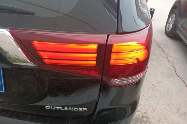 Used Mitsubishi Outlander 2017 2.0L Two-Wheel Drive Glory Edition 5 Seats Exterior 6