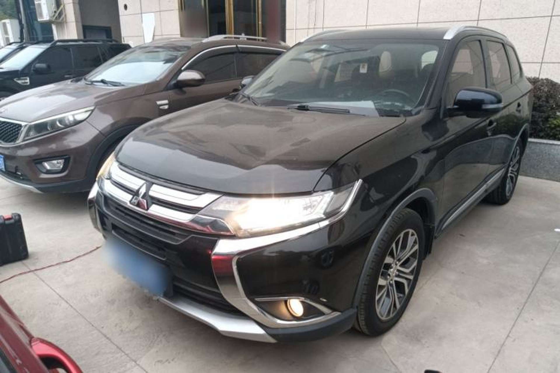 Used Mitsubishi Outlander 2017 2.0L Two-Wheel Drive Glory Edition 5 Seats Front Left 45 Deg