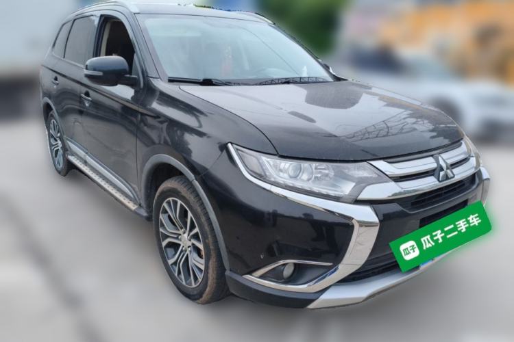 Used Mitsubishi Outlander 2017 2.0L Two-Wheel Drive Glory Edition 5 Seats Front Right 45 Deg