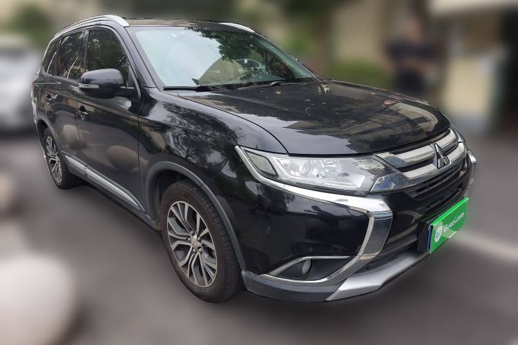 Used Mitsubishi Outlander 2017 2.0L Two-Wheel Drive Glory Edition 5 Seats Front Right 45 Deg