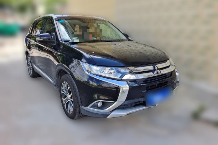 Used Mitsubishi Outlander 2017 2.0L Two-Wheel Drive Glory Edition 5 Seats Front Right 45 Deg