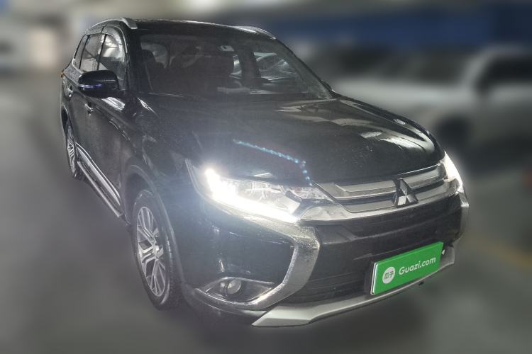 Used Mitsubishi Outlander 2017 2.0L Two-Wheel Drive Glory Edition 5 Seats Front Right 45 Deg