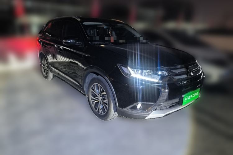 Used Mitsubishi Outlander 2017 2.0L Two-Wheel Drive Glory Edition 5 Seats Front Right 45 Deg