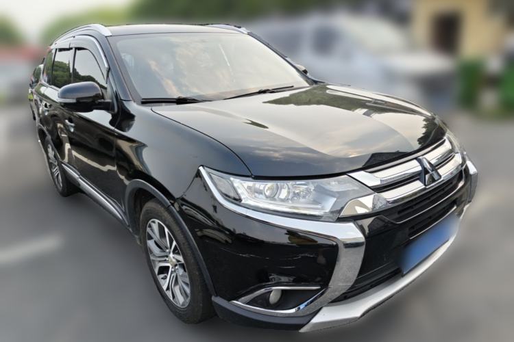 Used Mitsubishi Outlander 2017 2.0L Two-Wheel Drive Glory Edition 5 Seats Front Right 45 Deg