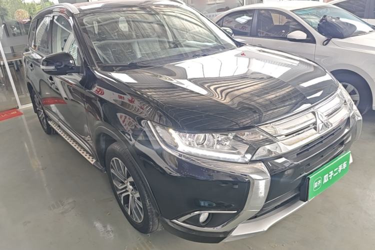 Used Mitsubishi Outlander 2017 2.0L Two-Wheel Drive Glory Edition 5 Seats Front Right 45 Deg