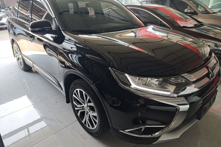 Used Mitsubishi Outlander 2017 2.0L Two-Wheel Drive Glory Edition 5 Seats Front Right 45 Deg