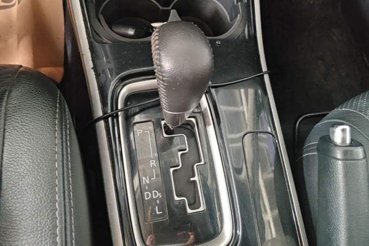 Used Mitsubishi Outlander 2017 2.0L Two-Wheel Drive Glory Edition 5 Seats Gear Lever
