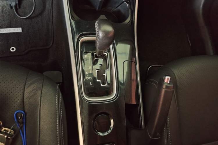 Used Mitsubishi Outlander 2017 2.0L Two-Wheel Drive Glory Edition 5 Seats Gear Lever