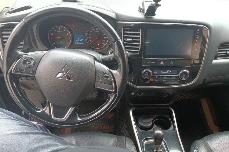 Used Mitsubishi Outlander 2017 2.0L Two-Wheel Drive Glory Edition 5 Seats Interior 2