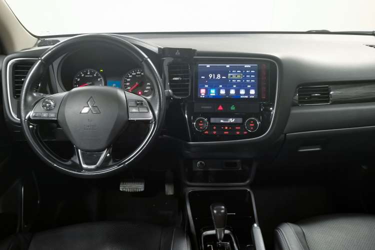 Used Mitsubishi Outlander 2017 2.0L Two-Wheel Drive Glory Edition 5 Seats Interior 2