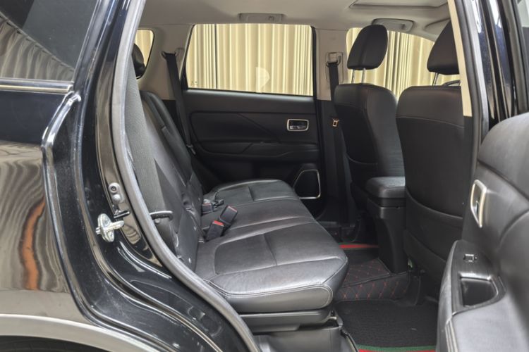 Used Mitsubishi Outlander 2017 2.0L Two-Wheel Drive Glory Edition 5 Seats Interior 2