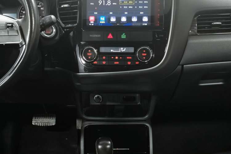 Used Mitsubishi Outlander 2017 2.0L Two-Wheel Drive Glory Edition 5 Seats Interior 3