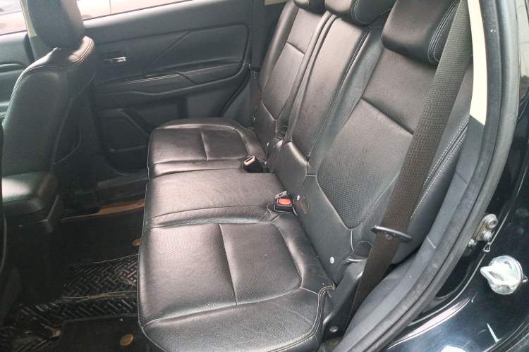 Used Mitsubishi Outlander 2017 2.0L Two-Wheel Drive Glory Edition 5 Seats Interior 4