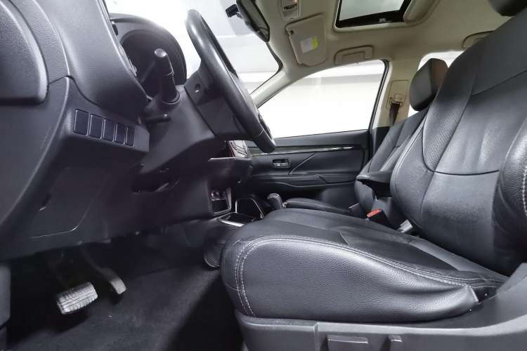 Used Mitsubishi Outlander 2017 2.0L Two-Wheel Drive Glory Edition 5 Seats Interior 4