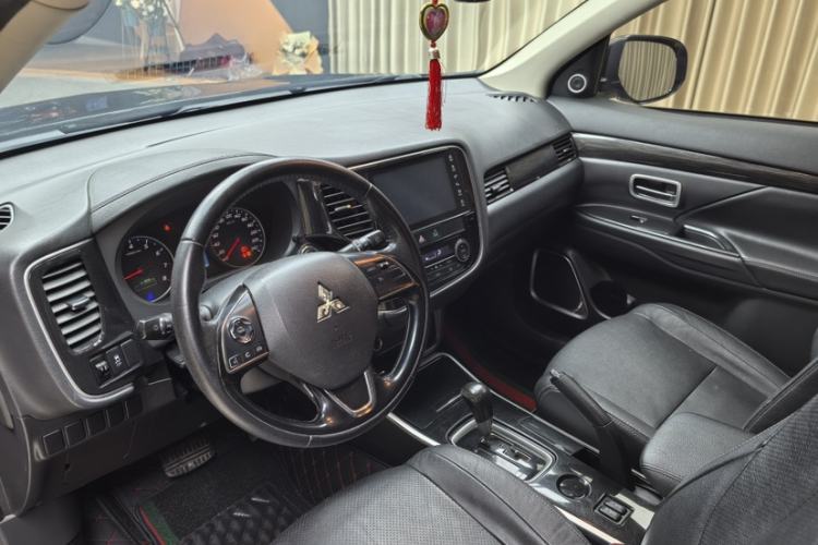 Used Mitsubishi Outlander 2017 2.0L Two-Wheel Drive Glory Edition 5 Seats Interior 4