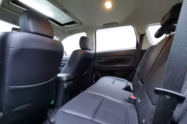 Used Mitsubishi Outlander 2017 2.0L Two-Wheel Drive Glory Edition 5 Seats Interior 5