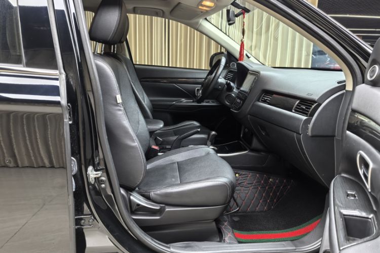 Used Mitsubishi Outlander 2017 2.0L Two-Wheel Drive Glory Edition 5 Seats Interior 6