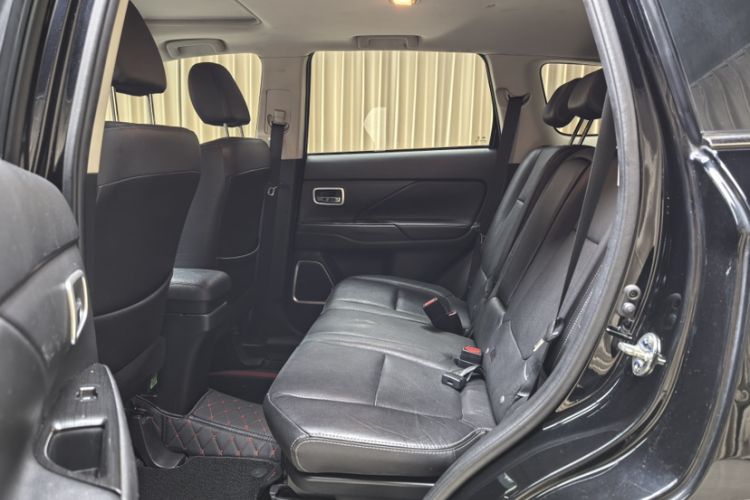 Used Mitsubishi Outlander 2017 2.0L Two-Wheel Drive Glory Edition 5 Seats Interior 7
