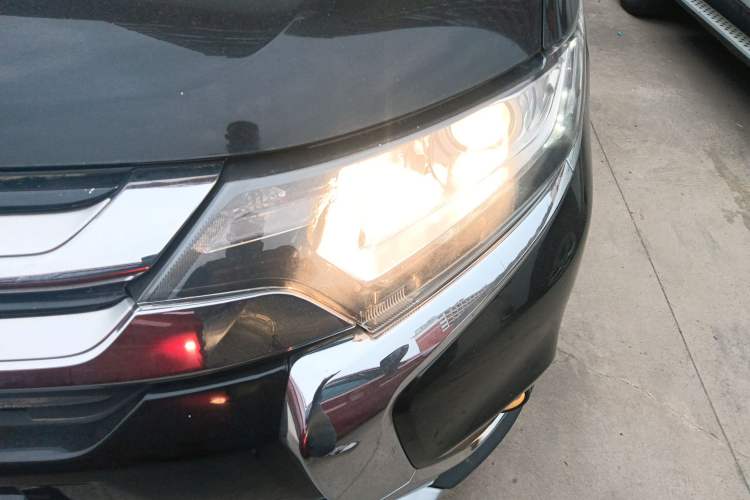 Used Mitsubishi Outlander 2017 2.0L Two-Wheel Drive Glory Edition 5 Seats Left Front Headlight