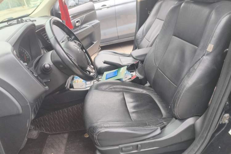 Used Mitsubishi Outlander 2017 2.0L Two-Wheel Drive Glory Edition 5 Seats Left Front Seat