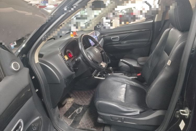 Used Mitsubishi Outlander 2017 2.0L Two-Wheel Drive Glory Edition 5 Seats Left Front Seat