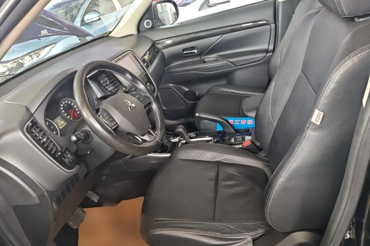 Used Mitsubishi Outlander 2017 2.0L Two-Wheel Drive Glory Edition 5 Seats Left Front Seat