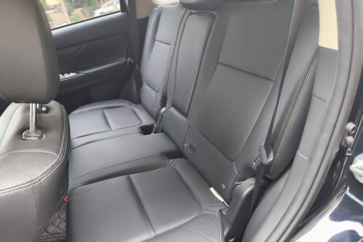 Used Mitsubishi Outlander 2017 2.0L Two-Wheel Drive Glory Edition 5 Seats Left Rear Seat