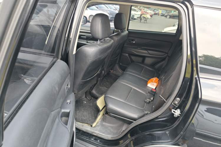 Used Mitsubishi Outlander 2017 2.0L Two-Wheel Drive Glory Edition 5 Seats Left Rear Seat