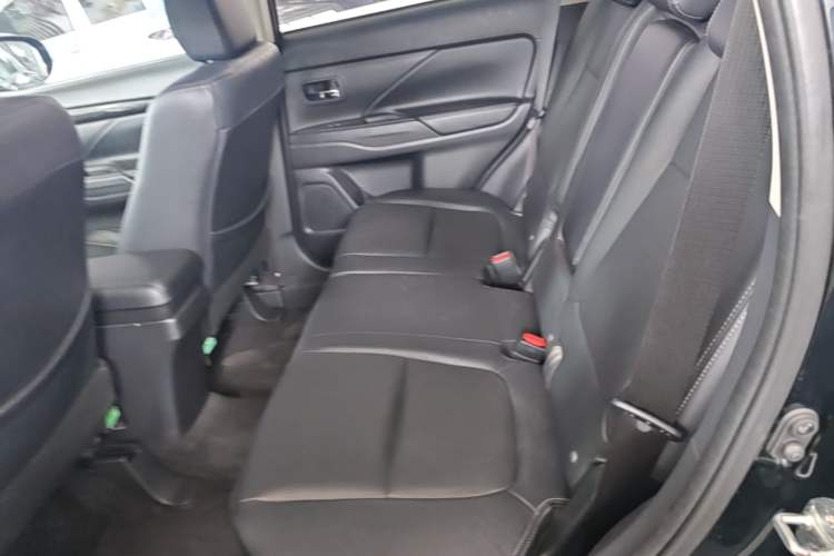Used Mitsubishi Outlander 2017 2.0L Two-Wheel Drive Glory Edition 5 Seats Left Rear Seat