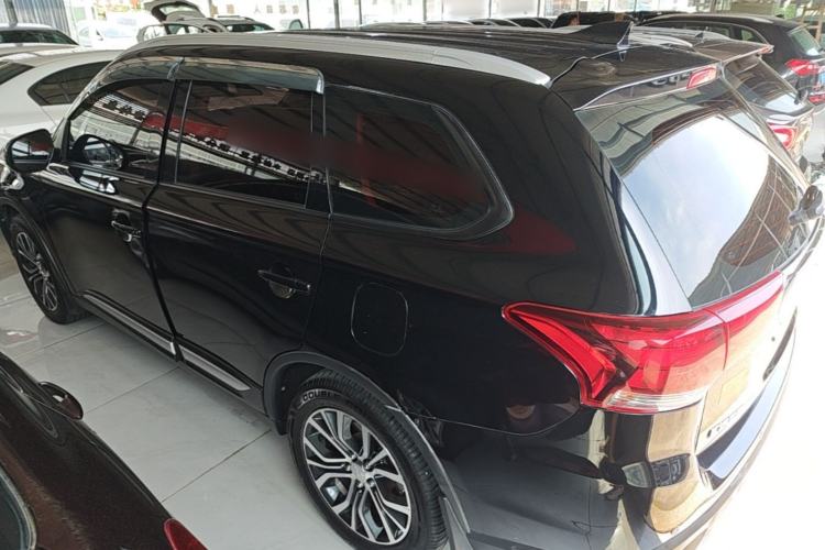Used Mitsubishi Outlander 2017 2.0L Two-Wheel Drive Glory Edition 5 Seats Rear Left 45 Deg