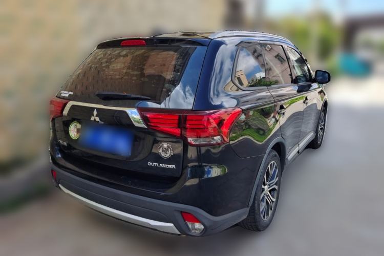 Used Mitsubishi Outlander 2017 2.0L Two-Wheel Drive Glory Edition 5 Seats Rear Right 45 Deg