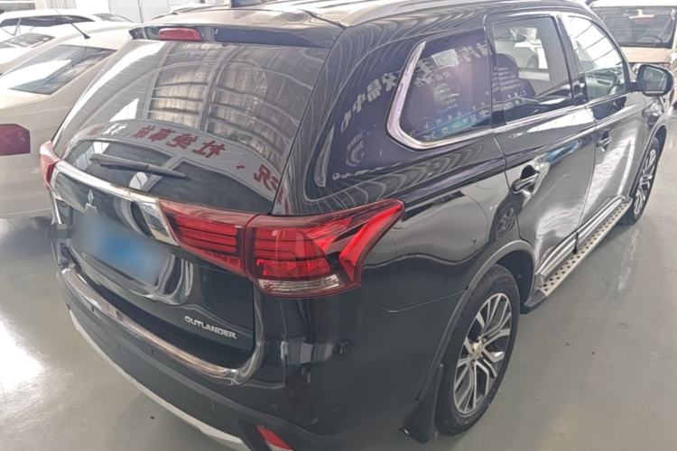 Used Mitsubishi Outlander 2017 2.0L Two-Wheel Drive Glory Edition 5 Seats Rear Right 45 Deg