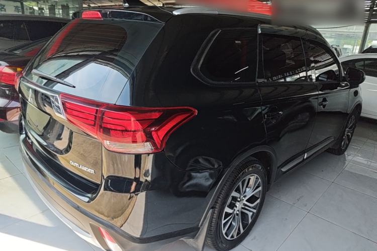 Used Mitsubishi Outlander 2017 2.0L Two-Wheel Drive Glory Edition 5 Seats Rear Right 45 Deg