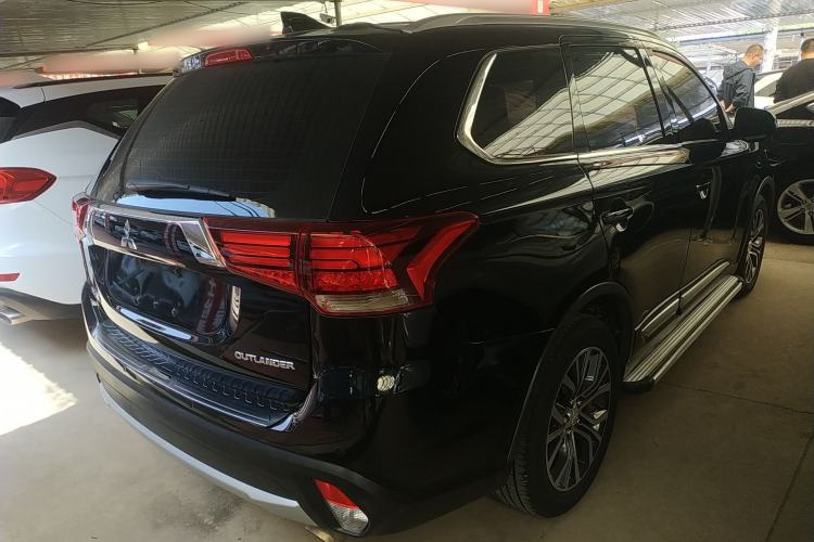 Used Mitsubishi Outlander 2017 2.0L Two-Wheel Drive Glory Edition 5 Seats Rear Right 45 Deg