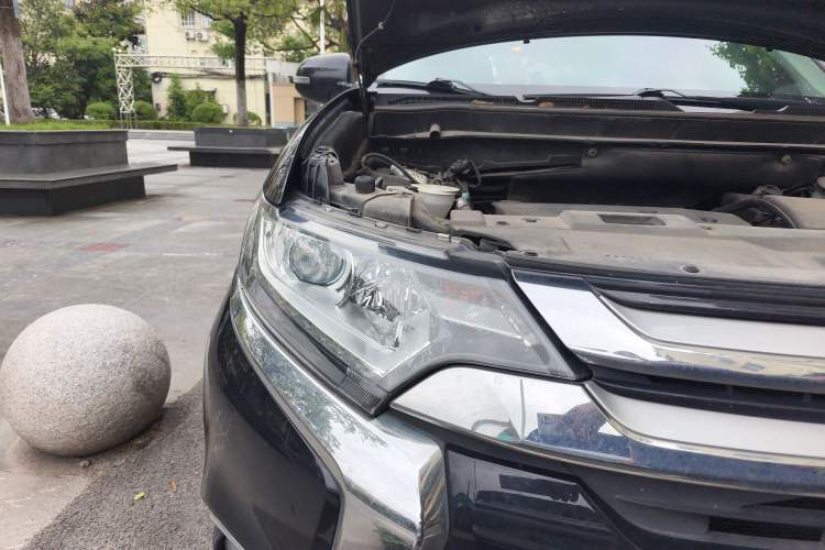 Used Mitsubishi Outlander 2017 2.0L Two-Wheel Drive Glory Edition 5 Seats Right Front Headlight