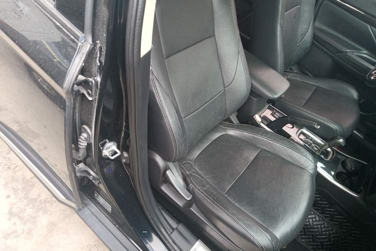 Used Mitsubishi Outlander 2017 2.0L Two-Wheel Drive Glory Edition 5 Seats Right Front Seat