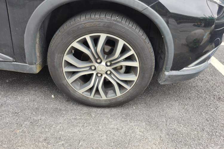 Used Mitsubishi Outlander 2017 2.0L Two-Wheel Drive Glory Edition 5 Seats Right Front Wheel Hub