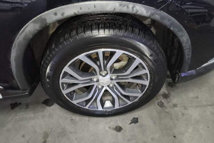 Used Mitsubishi Outlander 2017 2.0L Two-Wheel Drive Glory Edition 5 Seats Right Front Wheel Hub