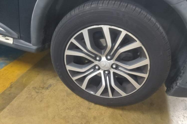 Used Mitsubishi Outlander 2017 2.0L Two-Wheel Drive Glory Edition 5 Seats Right Front Wheel Hub