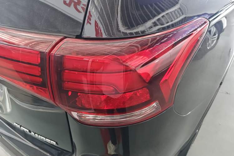 Used Mitsubishi Outlander 2017 2.0L Two-Wheel Drive Glory Edition 5 Seats Right Rear Taillight