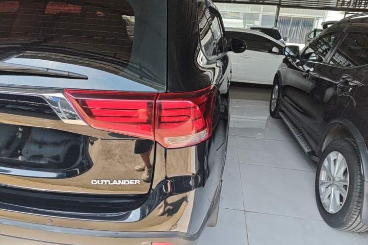 Used Mitsubishi Outlander 2017 2.0L Two-Wheel Drive Glory Edition 5 Seats Right Rear Taillight