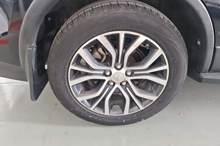 Used Mitsubishi Outlander 2017 2.0L Two-Wheel Drive Glory Edition 5 Seats Right Rear Wheel Hub