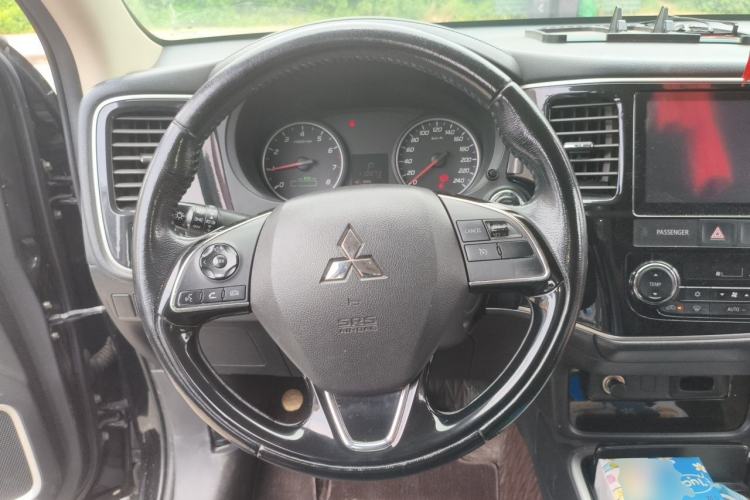 Used Mitsubishi Outlander 2017 2.0L Two-Wheel Drive Glory Edition 5 Seats Steering Wheel
